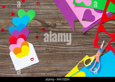 Gruß Rahmen Geburtstag oder Valentinstag. Herz aus Papier Regenbogen Umschlag. Liebeserklärung an. Postkarte, Brief. Stockfoto