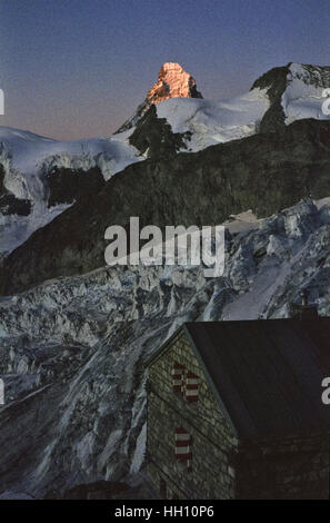 Sonnenaufgang auf der Rothornhütte, 1982. Rothorn Hütte, Triftgletscher und Matterhorn im Morgenlicht Stockfoto