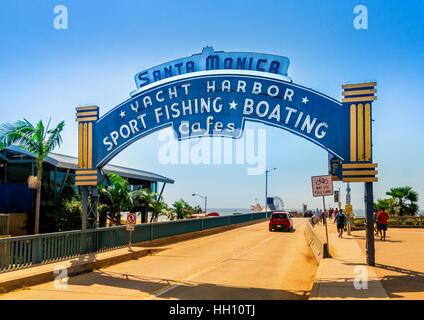 Santa Monica, Los Angeles, CA - 24. September 2015: Santa Monica Pier, Bild von dem Eingang mit dem berühmten Bogen unterschreiben. Stockfoto