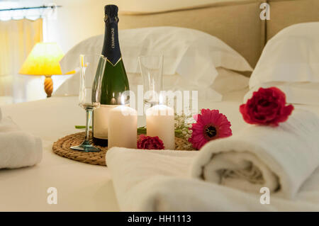 Romantik im Bett mit Champagner Stockfoto