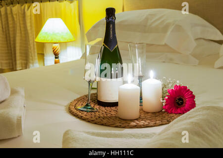 Romantik im Bett mit Champagner Stockfoto