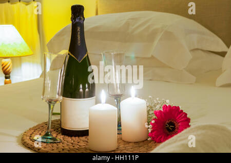 Romantik im Bett mit Champagner Stockfoto