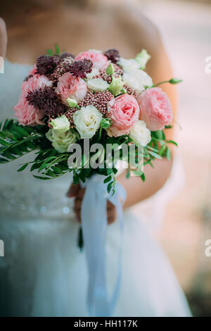 frischen Brautstrauß in verschiedenen Farben der Rosen Stockfoto