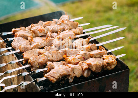 Gegrilltes mariniertes Caucasus Grill Fleisch Schaschlik Schaschlik Schweinefleisch auf Metall Spieß grillen. Niemand Stockfoto