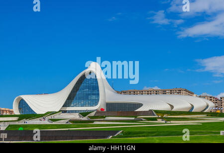 Baku, Aserbaidschan - 10. Oktober 2016: Heydar Aliyev Center Museum in Baku, Aserbaidschan Herbstzeit. Cosmic Architektur von Zaha Hadid Architekten. Moderne Stockfoto