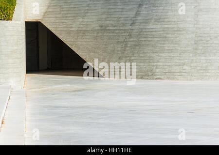 Teil des Parks in der Nähe von Heydar Aliyev Center Museum in Baku, Aserbaidschan Herbstzeit. Cosmic Architektur von Zaha Hadid Architekten. Modernen Kulturzentrum, wh Stockfoto