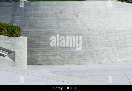 Teil des Parks in der Nähe von Heydar Aliyev Center Museum in Baku, Aserbaidschan Herbstzeit. Cosmic Architektur von Zaha Hadid Architekten. Modernen Kulturzentrum, wh Stockfoto