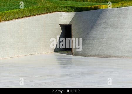 Teil des Parks in der Nähe von Heydar Aliyev Center Museum in Baku, Aserbaidschan Herbstzeit. Cosmic Architektur von Zaha Hadid Architekten. Modernen Kulturzentrum, wh Stockfoto