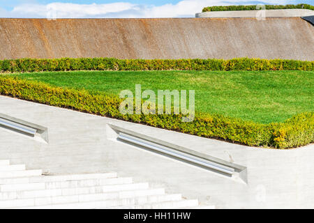 Teil des Parks in der Nähe von Heydar Aliyev Center Museum in Baku, Aserbaidschan Herbstzeit. Cosmic Architektur von Zaha Hadid Architekten. Modernen Kulturzentrum, wh Stockfoto