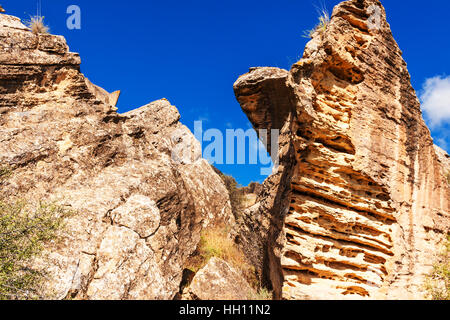 Felsformationen, Höhlen und alten Felszeichnungen im Nationalpark Gobustan, Aserbaidschan. Stockfoto