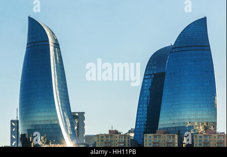 Baku, Aserbaidschan - 2. Oktober 2016: Flamme Türme im Stadtbild. Panoramablick über Baku - der Hauptstadt von Aserbaidschan am Kaspischen See-Ufer gelegen Stockfoto