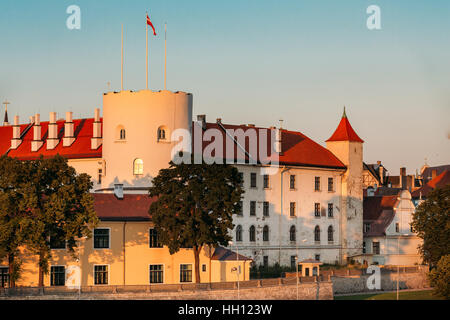 Lettland. Schließen Sie die Ansicht der Rundturm der Rigaer Schloss. Die mittelalterlichen Wahrzeichen des späten Klassizismus und Präsident der offiziellen Residenz am Ufer des Daug Stockfoto