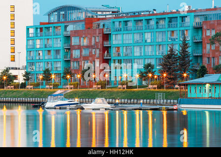 Riga, Lettland. Altbau am Abend beleuchtet Böschungs- und Pier des Daugava In Sommer Dämmerung. Stockfoto