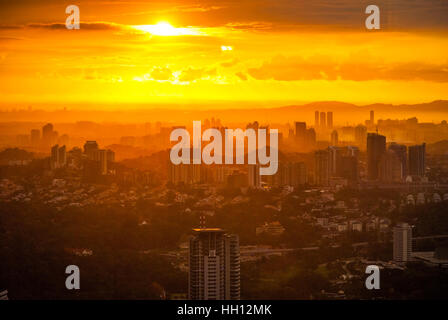 Idyllische Aussicht auf Kuala Lumpur Stadtbild bei Sonnenuntergang, Malaysia Stockfoto