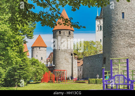 Türme und Stadtmauer auf dem Platz der Türme. Die Türme Square ist ein Park auf die alte Stadt Mauer, Tallinn, Estland, Europa Stockfoto