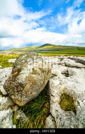 Gritstone sprunghaft auf Kalkstein Skalen Moor über Ingleton in den Yorkshire Dales National Park mit Blick auf Ingleborough Stockfoto