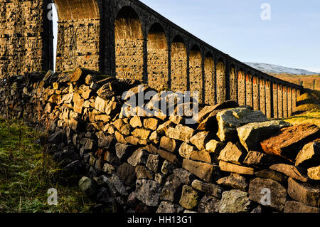 Trockensteinmauer unter der Ribblehead-Viadukt an der Bahnstrecke Settle-Carlisle mit Whernside hinter Stockfoto