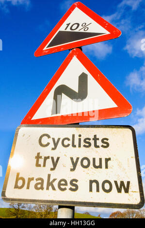 Warnung an die Radfahrer vor dem steilen Abstieg in Hawkshead Moor im Lake District Stockfoto