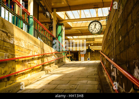 Uhr am Bahnhof in Carnforth Lancashire England. Die Plattformen und die Uhr wurde berühmt im Film verwendet "kurze Stockfoto