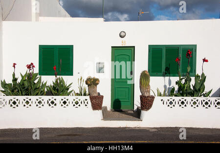 Typische weiße Haus mit grünen Türen und Fensterläden in Lanzarote-Kanarische Inseln-Spanien Stockfoto