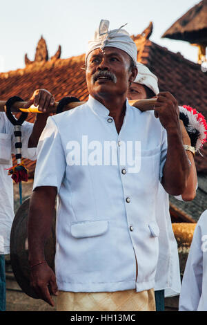 Мusician von der balinesischen traditionellen Gamelan-Orchester Musikinstrumente während religiöse Zeremonie am Nyepi Tag zu halten. Stockfoto