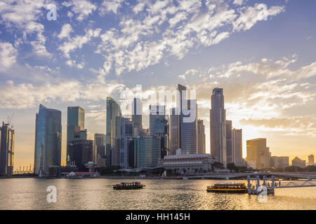 Singapur - 7. Januar 2017: Singapur Stadtbild finanziellen Gebäude mit dramatischen Cloud in Marina Bay Gegend Singapur, Boat Quay Golden Hour, Urban Dus Stockfoto