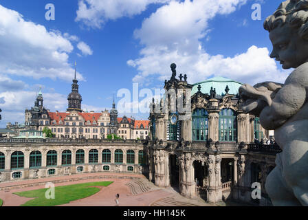 Dresden: Zwinger mit Glockenspiel Pavillon und Schloss (dahinter), Sachsen, Sachsen, Deutschland Stockfoto