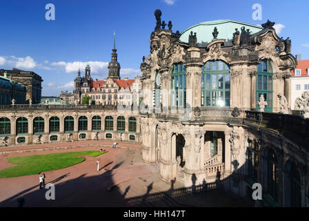 Dresden: Zwinger; Glockenspiel Pavillon und Schloss (hinten), Sachsen, Sachsen, Deutschland Stockfoto