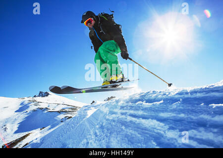 Granada, Spanien. 13. Januar, 2017.Kevin Blanc, professionelle Freeride Skifahrer Sprünge in der Nähe der Spitze Veleta in Granada, Spanien. Stockfoto