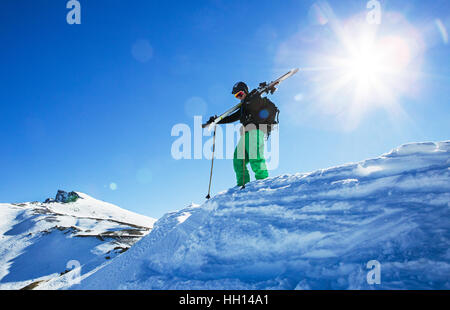 Granada, Spanien. 13. Januar, misst 2017.Kevin Blanc professionelle Freeride Skifahrer Schnee bevor Sie es verwenden, um einen Sprung zu machen. Stockfoto