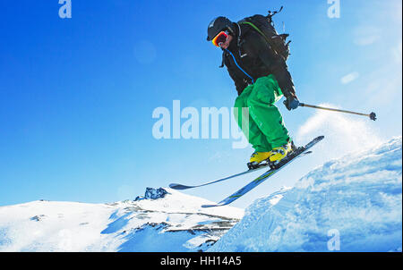 Granada, Spanien. 13. Januar 2017. Kevin Blanc professionelle Freeride Skifahrer springt in der Nähe der Veleta Peak in Sierra Nevada, Spanien. Stockfoto