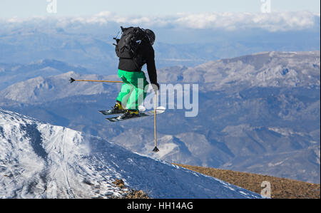 Granada, Spanien. 13. Januar 2017. Kevin Blanc professionelle Freeride Skifahrer springt über die Landschaft von Granada. Stockfoto