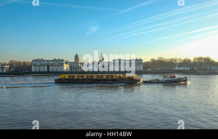 Kahn, Container auf der Themse, das Royal Naval College in Greenwich vorbei ziehen. Stockfoto