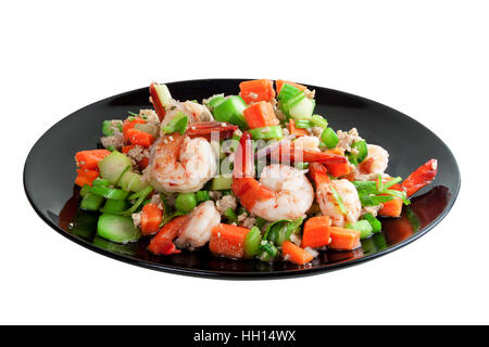 Würzige Grünkohl Zweig mit Shrimps-Salat in der schwarzen Schale. Thai scharfes Essen. Isoliert auf weiss mit Pfaden arbeiten. Stockfoto