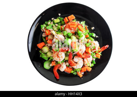 Würzige Grünkohl Zweig mit Shrimps-Salat in der schwarzen Schale. Thai scharfes Essen. Isoliert auf weiss mit Pfaden arbeiten. Stockfoto