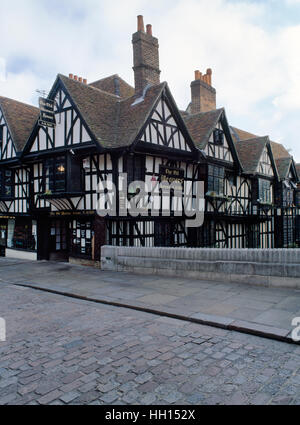 Während der C16th des 17. Tudor Fachwerk Cottages neben dem Stour in Canterbury, Kent, Heimat von flämischen & Huguenot Weber. Stockfoto