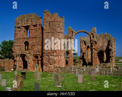 Lindisfarne Priory, Holy Island, Northumberland: Blick NE über Kirchhof, Klosterkirche mit W vorne (L), S Querschiff & Regenbogen Bogen (R). Stockfoto