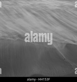 Wellen an den Strand künstlerische Langzeitbelichtung. Stockfoto