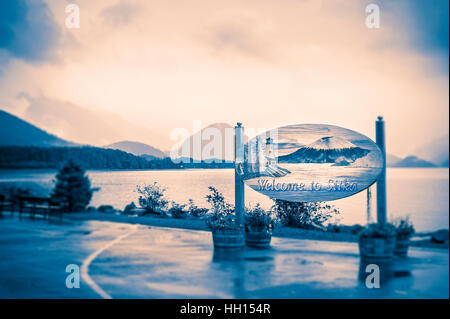 "Willkommen in Sitka" melden Sie sich mit Blick auf östlichen Ärmelkanal in der Innenstadt von Sitka, Alaska, USA. Stockfoto