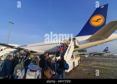 Frankfurt Am Main: Flughafen Frankfurt Am Main, Passagiere Anstieg der Lufthansa Flugzeug, Hessen, Hessen, Deutschland Stockfoto