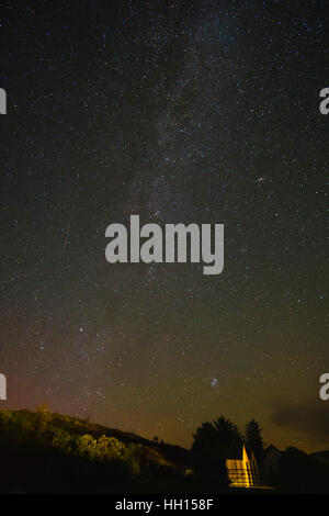 Die Schönheit des nächtlichen Himmels aus Isle Of Skye Schottland zeigt Plejaden und Andromeda-Galaxie, der Milchstraße und unzählige andere stars Stockfoto