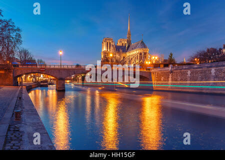 Kathedrale von Notre Dame de Paris bei Nacht, Frankreich Stockfoto