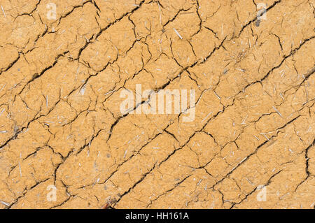 Rissige Wand des alten Flechtwerk und Lehm-Bauernhaus in der Ukraine Stockfoto