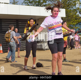 Charity Spass-Läufer sind nach London Farbe laufen 2014 mit einem Laubbläser gereinigt. Stockfoto