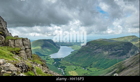 Der Blick vom Weg zum Great Gable in Richtung Wasdale Head und Wast Wasser in den Lake District National Park, Cumbria. Stockfoto