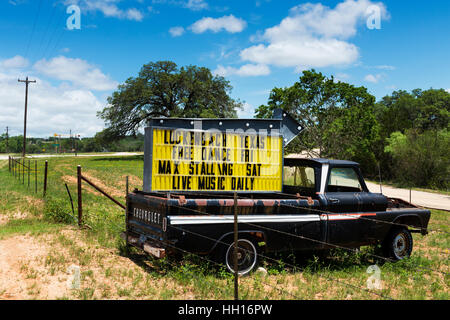 Luckenbach, Texas, USA - 8. Juni 2014: Alte LKW mit ein Zeichen für ein Musik-Event in Luckenbach, Texas, USA. Stockfoto