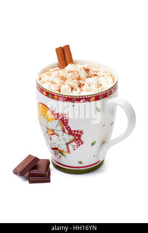 Tasse heiße Schokolade mit Marshmallows, Zimtstange und Stücke auf weiß Stockfoto