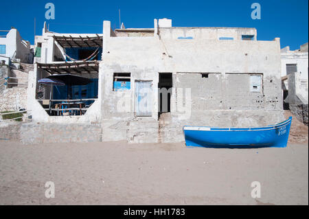 Haus und Blaues Boot im Dorf Sidi Ifni, südlich von Agadir. Marokko. Stockfoto