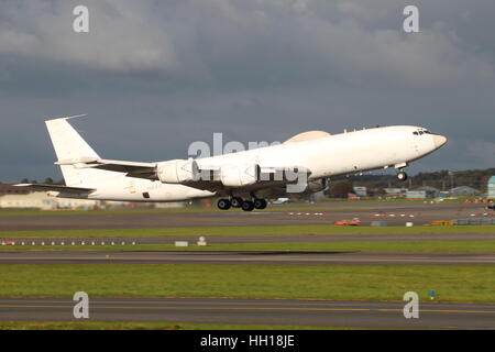 164386, eine Boeing E-6 b von der United States Navy, fährt vom Flughafen Prestwick in Ayrshire. Stockfoto
