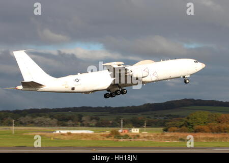 164386, eine Boeing E-6 b von der United States Navy, fährt vom Flughafen Prestwick in Ayrshire. Stockfoto